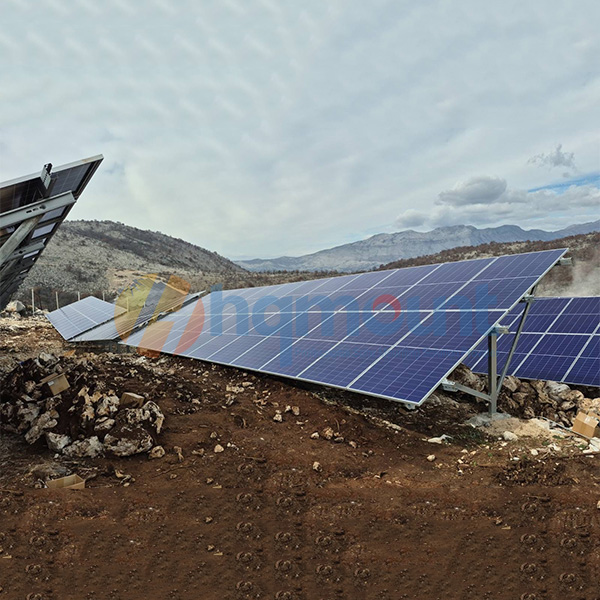 Estructura de montaje solar de un solo poste GT2 de 5,6 MW: ideal para grandes cargas de nieve y terrenos irregulares.