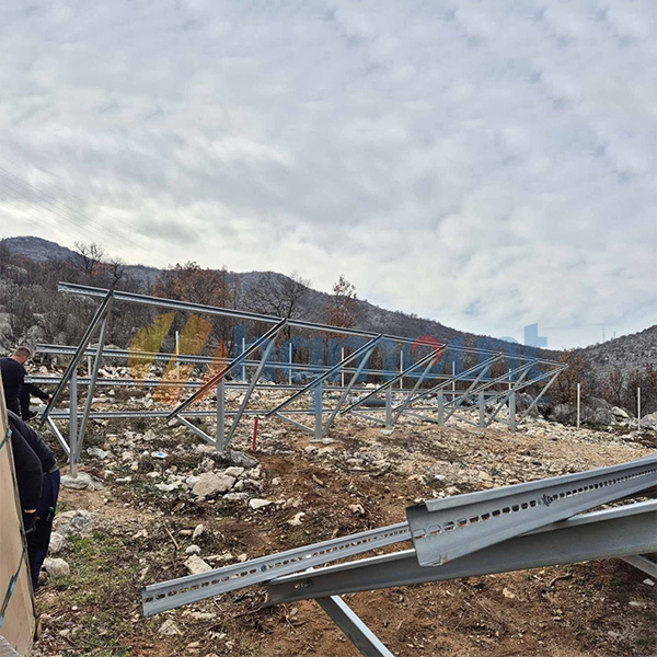 Estudio de caso del proyecto: Planta solar de 5,6 MW en terreno irregular con mucha nieve.