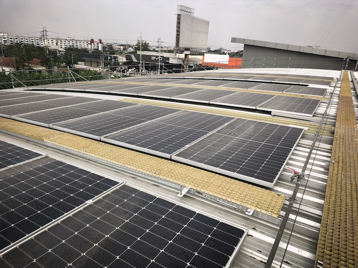 El equipo de HQ Mount visita a un socio de larga data para un proyecto de techo solar comercial de 100 kW